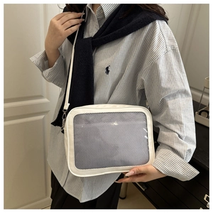Sac ita blanc moderne avec fenêtre transparente et fine bandoulière en cuir sur un modèle