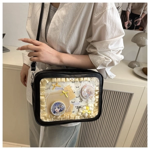 Detail einer schwarzen quadratischen Ita-Tasche mit transparentem Fenster für Anime-Badges