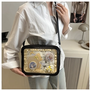 Detail einer schwarzen Itabag mit PVC-Sichtfenster, Anime-Buttons und Spitzenbesatz
