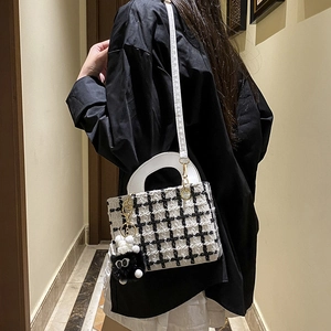 Borsa a mano in tweed bianco e nero da donna con cinturini in pelle bianca e ciondolo peluche
