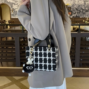 Elegante borsa a mano in tweed bianco e nero con manico in pelle e ciondolo carino