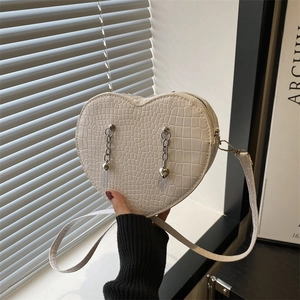Trendy Heart Shaped Crossbody Bag For Women Crocodile Pattern PU Leather Small Shoulder Bag With Silver Metal Chain Charm