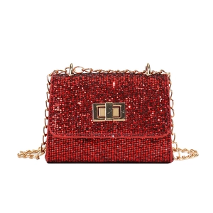 Sac à bandoulière pailleté rouge avec chaîne dorée et fermoir pivotant chic