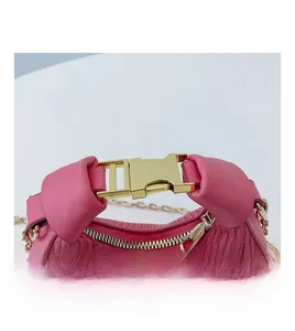 Détails de sac demi-lune en cuir plissé rose foncé avec boucle et chaîne dorées