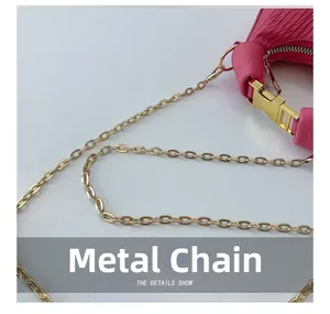 Détails macro d'un sac à main plissé rouge rose avec une bandoulière chaîne dorée