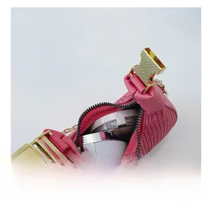 Détail du mini sac matelassé rose montrant l'espace pour petits cosmétiques