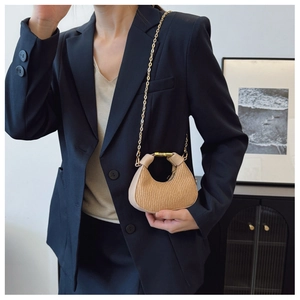 Vue détaillée d'un mini sac plissé beige avec poignée anneau doré sur mannequin