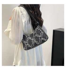 Borsa a tracolla nera alla moda con patchwork in denim e trame di frange bianche