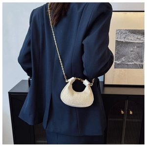 Détail du sac lune plissé blanc crème avec chaîne dorée délicate et boucle métallique