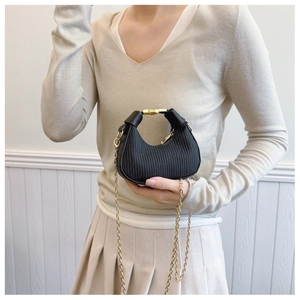 Détail du sac hobo croissant plissé noir avec bandoulière chaîne dorée pour femme