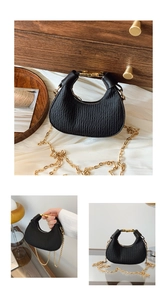 Détail du sac plissé noir avec bandoulière chaîne dorée et poignée en métal chic