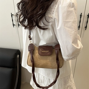 Borsa a tracolla retrò in tela bicolore con spessa tracolla intrecciata e scritte fashion