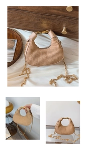 Détail du sac hobo avec plis accordéon, chaîne dorée et fermoir métallique chic