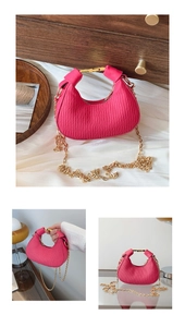 Gros plan du sac hobo plissé rose vif avec des textures et chaîne dorée
