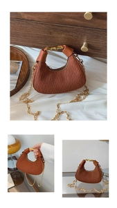 Détail d'un sac plissé marron avec une boucle dorée géométrique et une fine bandoulière