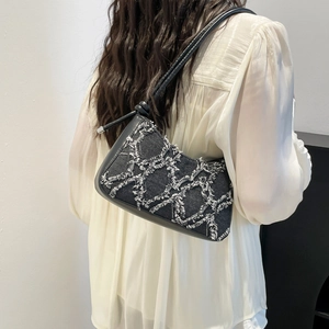 Borsa sottobraccio capiente in denim nero con trama a rombi sfilacciati e pelle