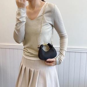 Sac demi-lune noir plissé pour femme avec bandoulière chaîne dorée et fermeture éclair