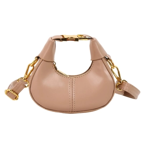 Sac à main demi-lune en cuir beige minimaliste avec boucles dorées et bandoulière