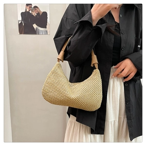 Detailansicht der gewebten Strohschultertasche mit verknotetem Lederriemen und Textur