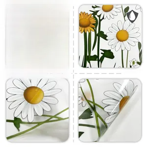 Detail von wasserdichten weißen und gelben Gänseblümchen-Wandstickern mit Vorder- und Rückseite