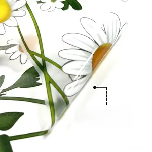 Makro-Detail von Gänseblümchen-Wandtattoo mit durchscheinender Folie und Kleberücken