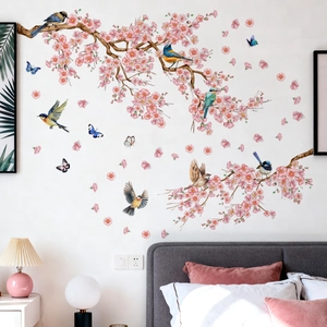 Detail von rosa Kirschblüten-Wandtattoos mit Vögeln und Schmetterlingen fürs Schlafzimmer