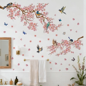 Detailansicht der Wandtattoo mit Kirschblüten, Vögeln und Schmetterlingen im Badezimmer