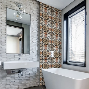 Detail von Mandala-Wandaufklebern mit Retro-Blumenmuster in Braun und Beige im Badezimmer