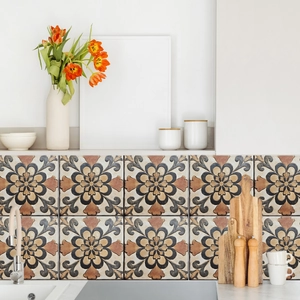 Mediterrane Vintage-Mandala-Fliesenaufkleber auf einem rustikalen Küchenspiegel