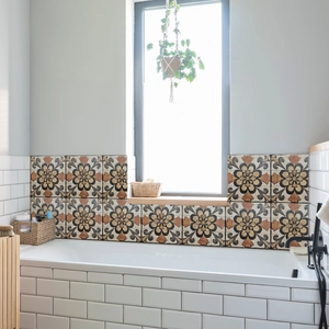 Detailansicht der Retro-Mosaik-Fliesenaufkleber mit Blumenmuster im Badezimmer