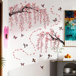 Detailansicht von Wandaufklebern mit rosa Blumen, Vögeln und Schmetterlingen im Zimmer