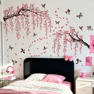 Detailansicht der rosa Kirschblüten-Wandaufkleber mit Vögeln und Blütenblättern