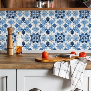 Blau-weiße Küchenrückwandfliesen im marokkanischen Stil zum Aufkleben an der Wand