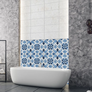 Fliesenaufkleber im marokkanischen Stil in Blau und Weiß an einer Badezimmerwand