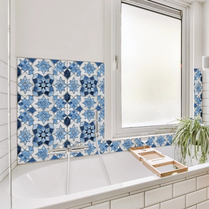 Fliesenaufkleber im marokkanischen Stil in Blau und Weiß an einer modernen Badezimmerwand