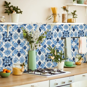 Blaue marokkanische Mosaik-Fliesenaufkleber in der Küche als Spritzschutz Dekor