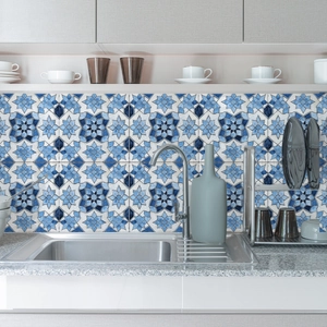 Detaillierte blau-weiße Mosaik-Fliesenaufkleber an einer modernen Küchenrückwand-Wand