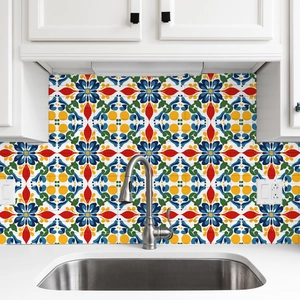 Detail von bunten wasserfesten Fliesenaufklebern im Boho-Stil an einem Küchenrückwand-Spritzschutz