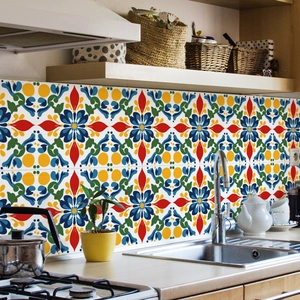 Detail von farbenfrohen mediterranen Fliesenaufklebern am Küchenspiegel mit Blumenmuster