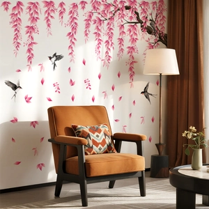 Wandtattoo mit rosa Ranken und schwarzen Vögeln in einer gemütlichen Wohnzimmer-Szene