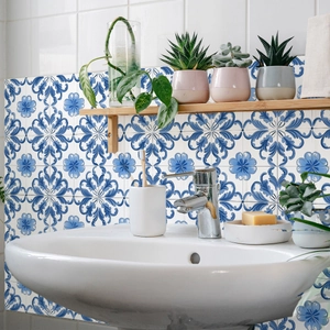 Mediterrane blau-weiße Fliesenaufkleber im Bad an einer Wand mit Pflanzendeko