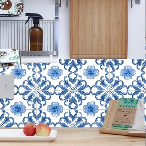 Selbstklebende blau-weiße Wandfliesenaufkleber mit Blumenmuster für den Fliesenspiegel