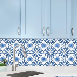 Blaue und weiße florale Mosaik-Fliesenaufkleber als Küchenrückwand im Vintage-Stil