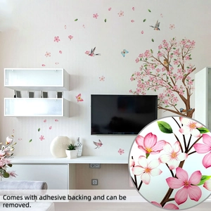 Detailansicht Wandtattoo Kirschblüte mit Vögeln und Schmetterlingen im modernen Wohnzimmer