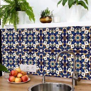 Detailansicht von blauen Mandala-Mosaikfliesen als Spritzschutz in der Küchendekoration