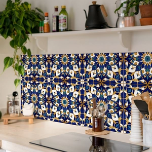 Küchenwand-Detail mit wasserfesten Fliesenaufklebern im blau-goldenen Mandala-Marmor-Stil