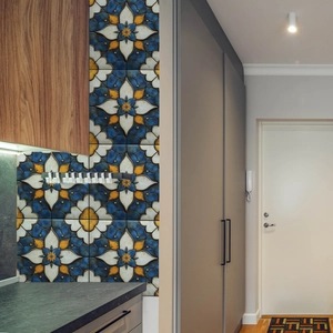 Mediterrane blau-gelbe Blumen-Fliesenaufkleber an einer modernen Küchenwand angebracht