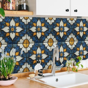 Details von Vintage-Mandala-Fliesenaufklebern mit blau-gelben Mustern in der Küche