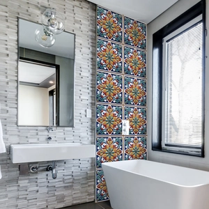 Details von bunten Mosaikfliesen im marokkanischen Stil für die Badezimmerwand