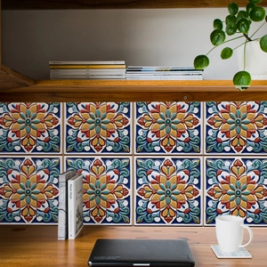 Makro-Detail bunter Mandala-Fliesenaufkleber in einer gemütlichen Heimbüro-Umgebung